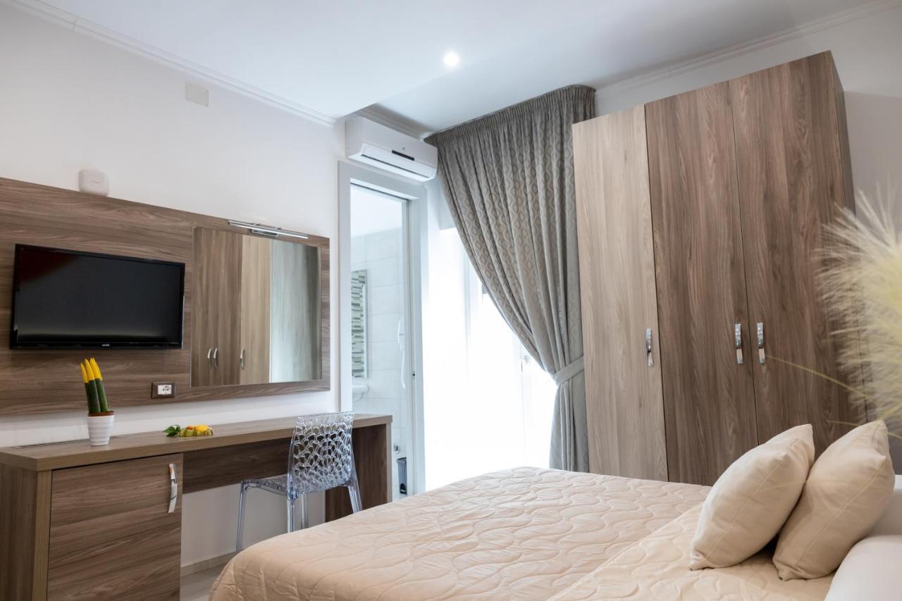 Mary VI Rooms Peschici Bagian luar foto